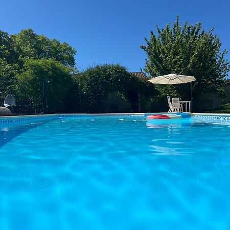 Entire Apartment With Swimming Pool Near Aubeterre Saint-Romain  Buitenkant foto