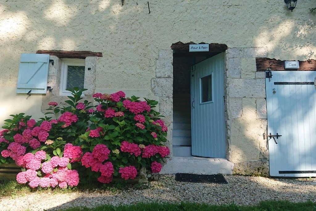 Entire Apartment With Swimming Pool Near Aubeterre Saint-Romain  Buitenkant foto