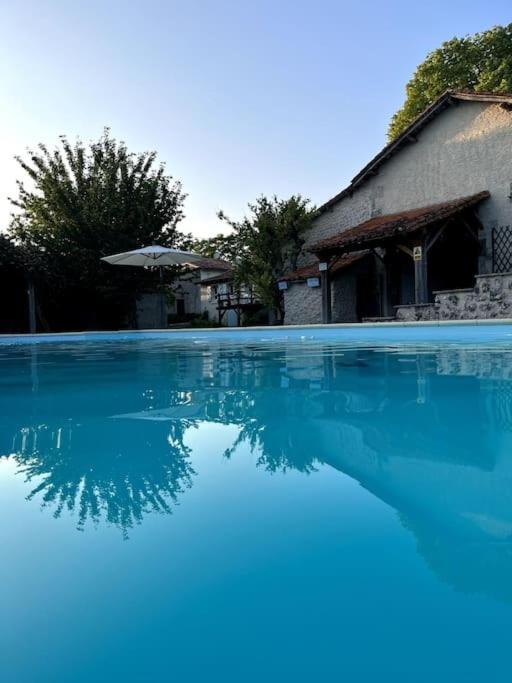 Entire Apartment With Swimming Pool Near Aubeterre Saint-Romain  Buitenkant foto