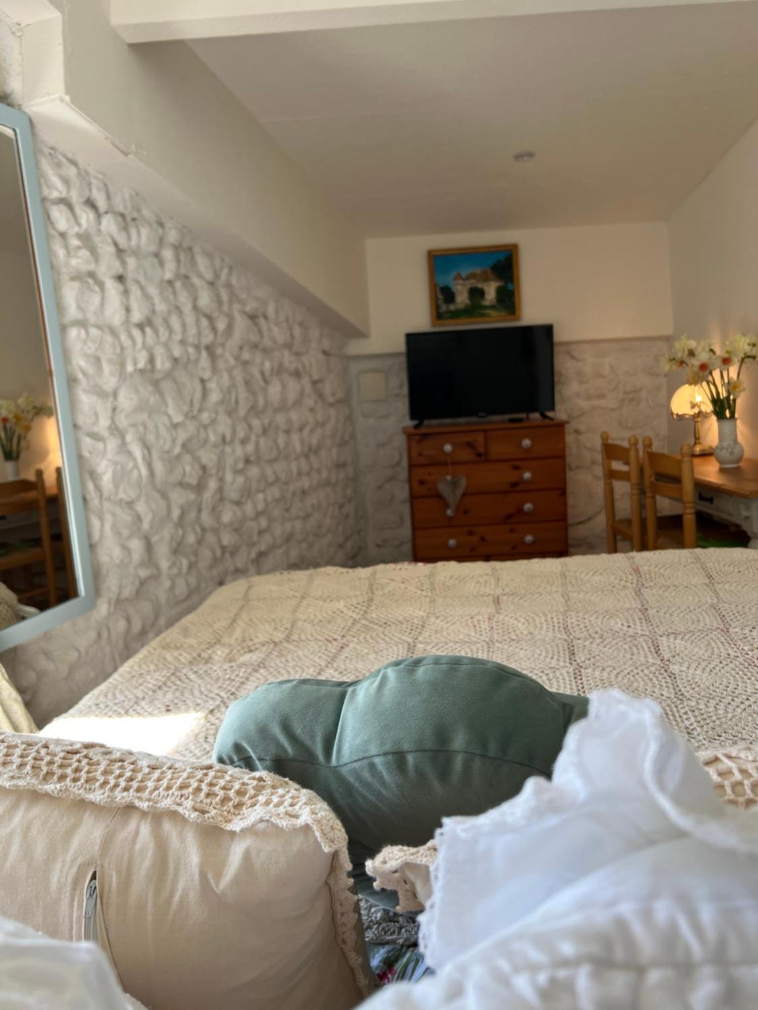 Entire Apartment With Swimming Pool Near Aubeterre Saint-Romain  Buitenkant foto