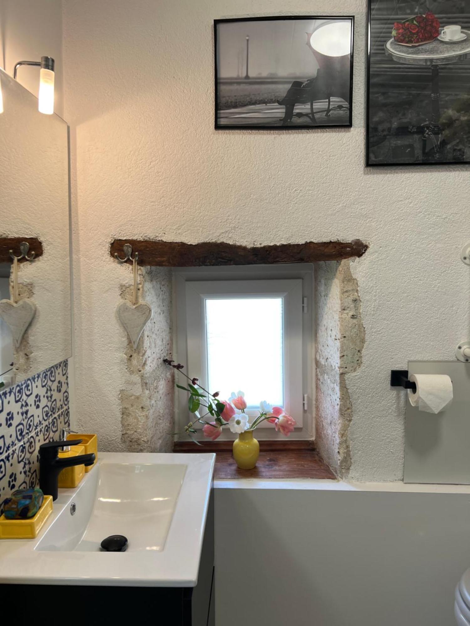 Entire Apartment With Swimming Pool Near Aubeterre Saint-Romain  Buitenkant foto