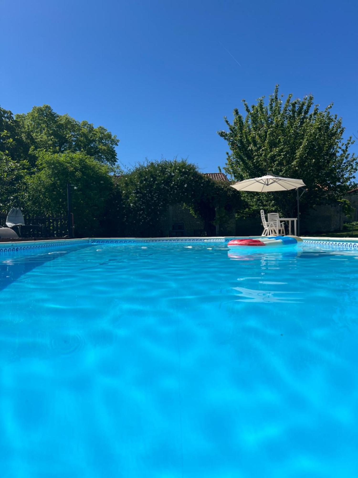Entire Apartment With Swimming Pool Near Aubeterre Saint-Romain  Buitenkant foto
