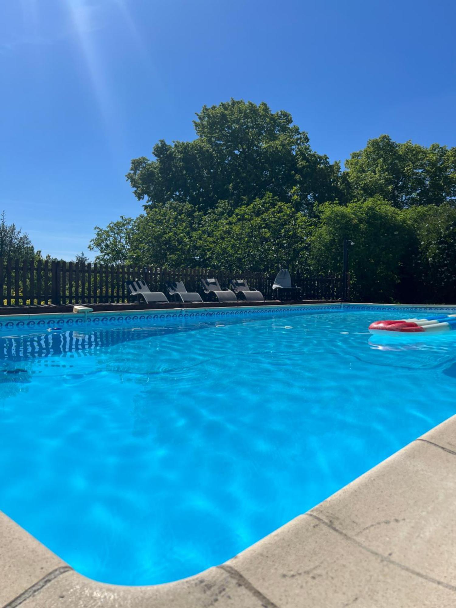 Entire Apartment With Swimming Pool Near Aubeterre Saint-Romain  Buitenkant foto