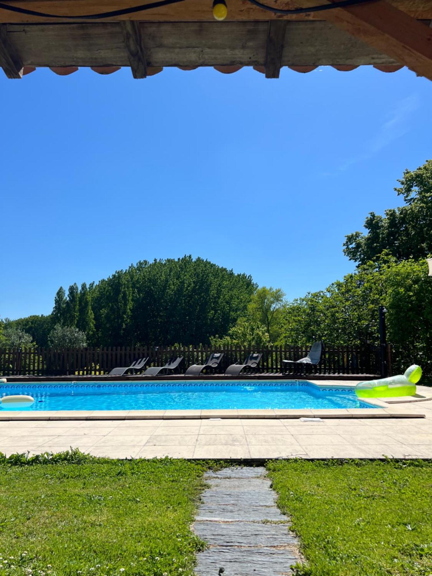 Entire Apartment With Swimming Pool Near Aubeterre Saint-Romain  Buitenkant foto