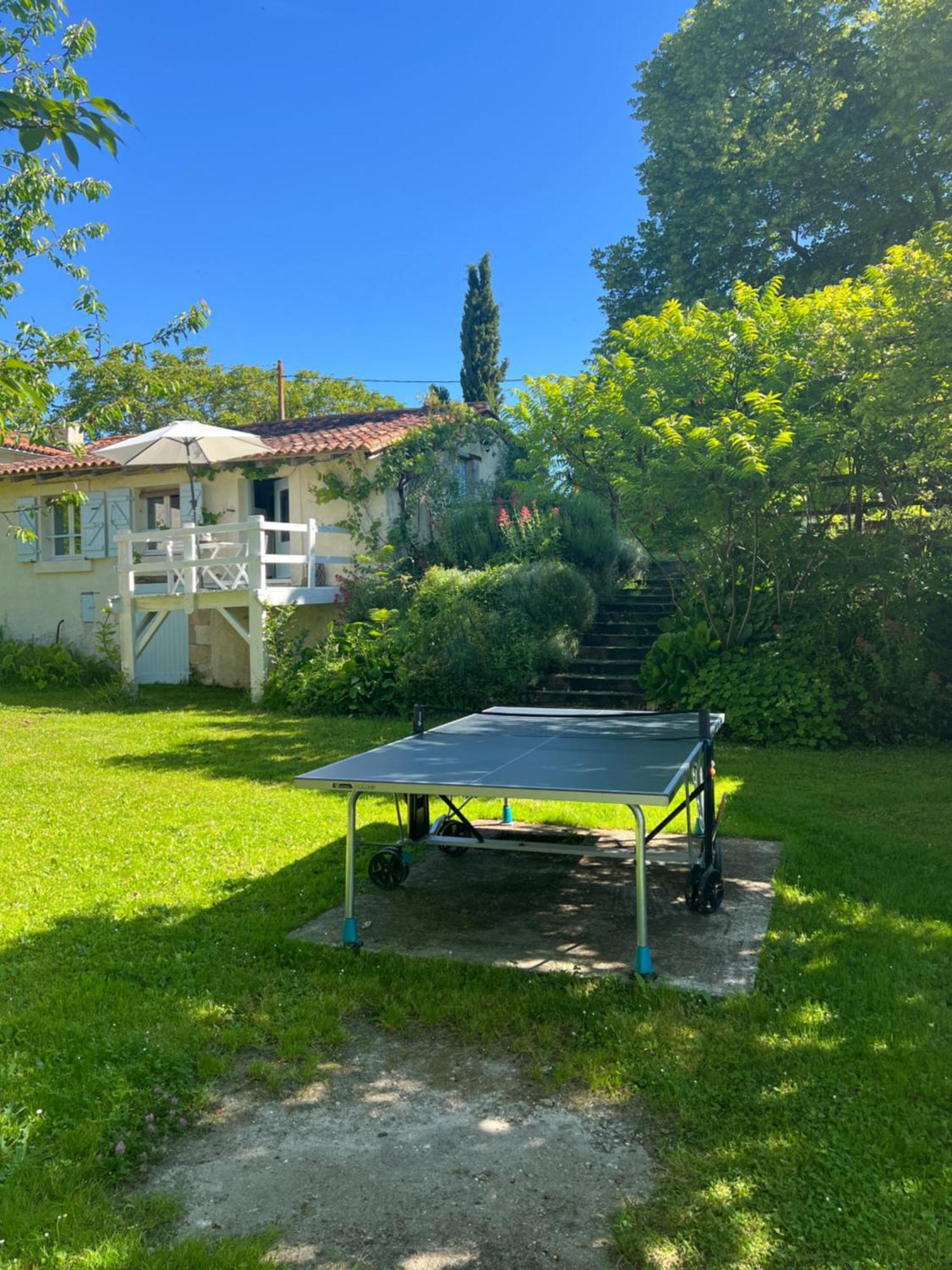 Entire Apartment With Swimming Pool Near Aubeterre Saint-Romain  Buitenkant foto