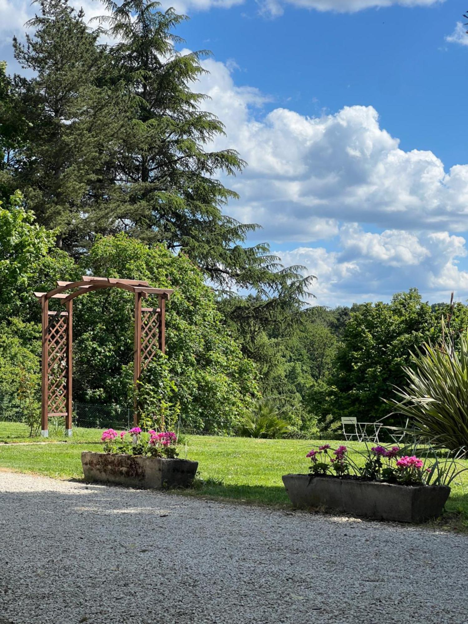 Entire Apartment With Swimming Pool Near Aubeterre Saint-Romain  Buitenkant foto