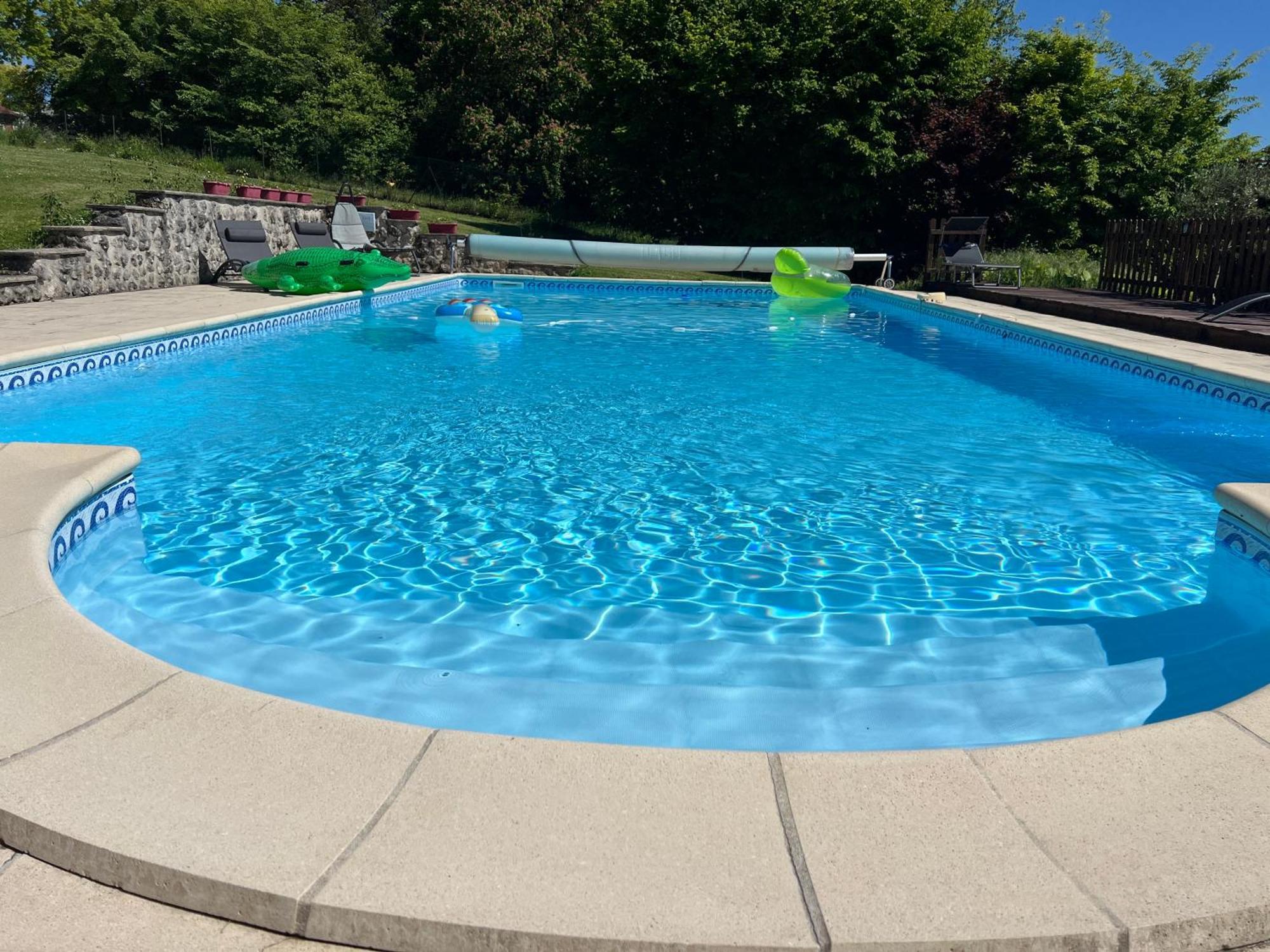 Entire Apartment With Swimming Pool Near Aubeterre Saint-Romain  Buitenkant foto